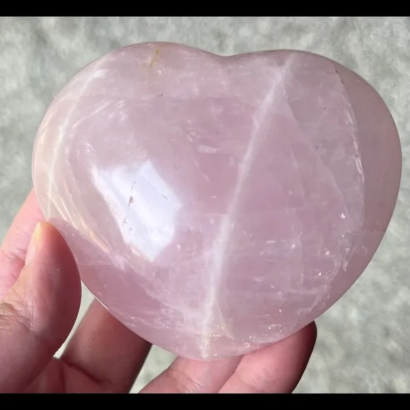 {Giveaway Bonus} ✨ HP ✨ (Lavender-ish) Rose Quartz ✨ Carved Heart ✨ - Picture 3 of 11